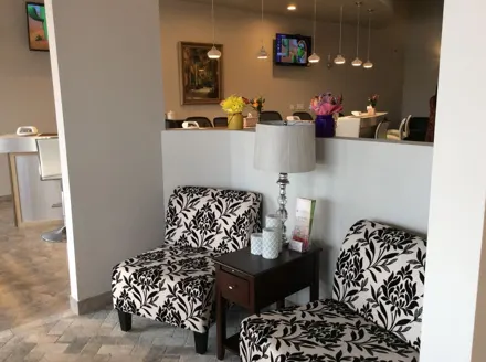 The waiting lounge, calm and comfortable